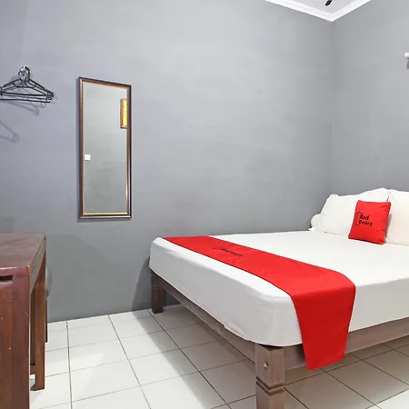 Reddoorz Near Terminal Condong Catur